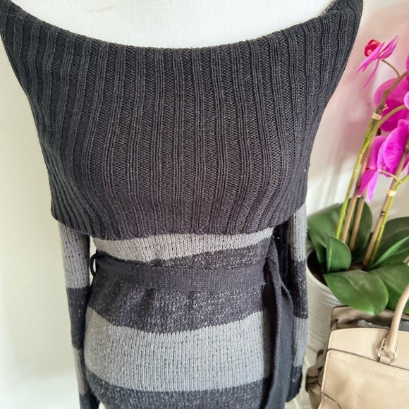 Red paint sweater with belt size Medium - Picture 3 of 11